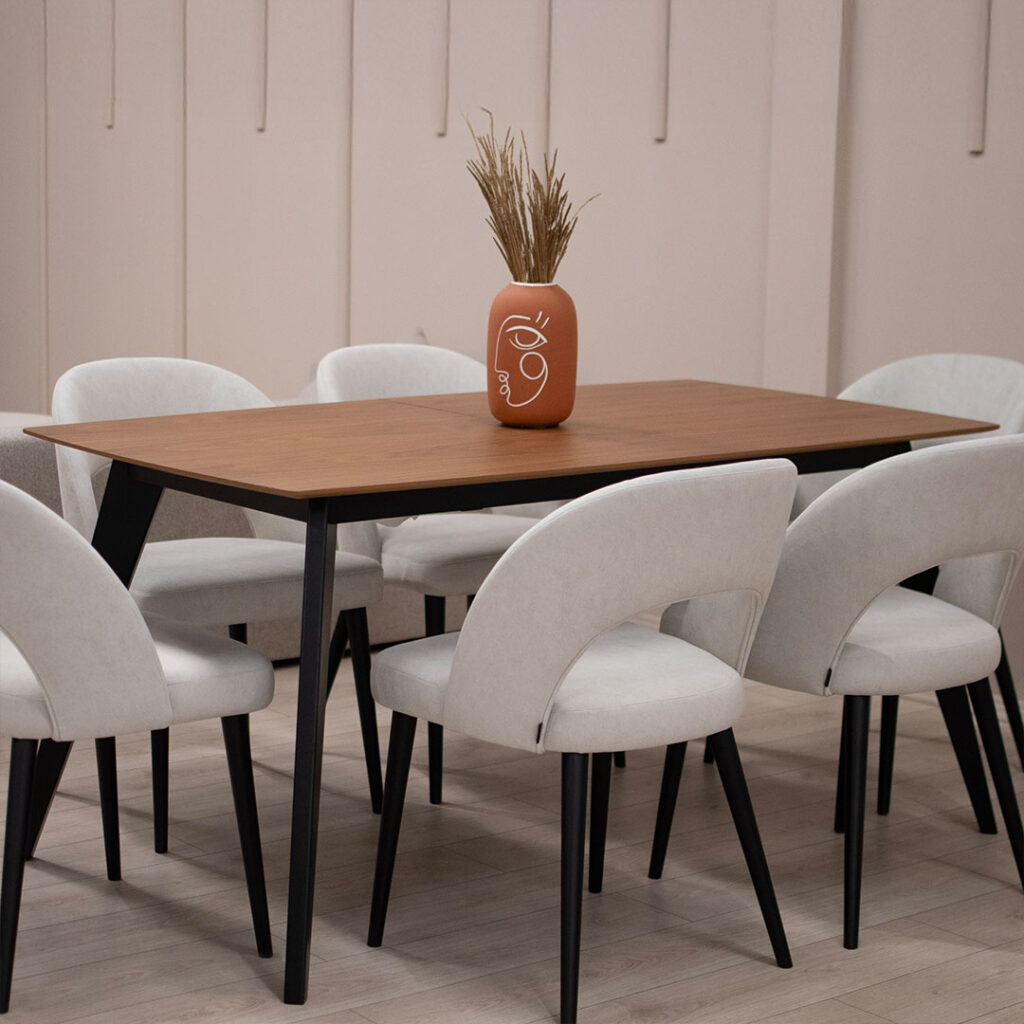 Трпезариски сет со маса Ригел со орев MDF плотна и столици во крем велвет.