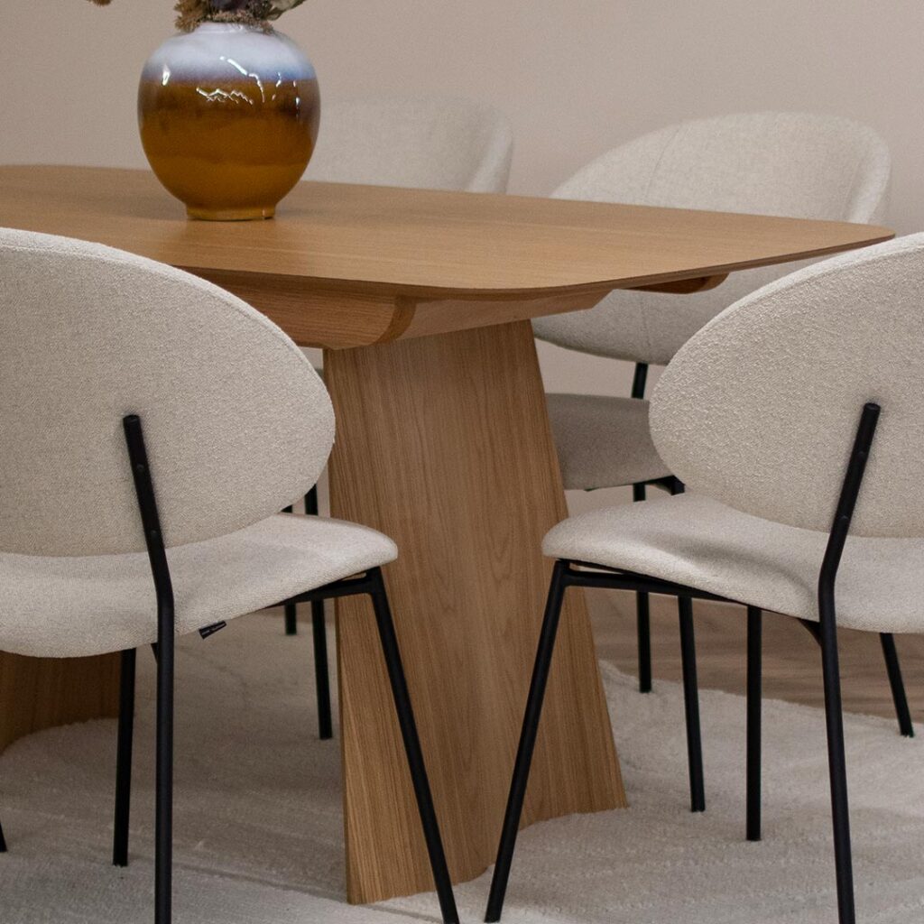 Trpezariski set so masa od drvo dab vo natur и две неправилна форма ногарки.