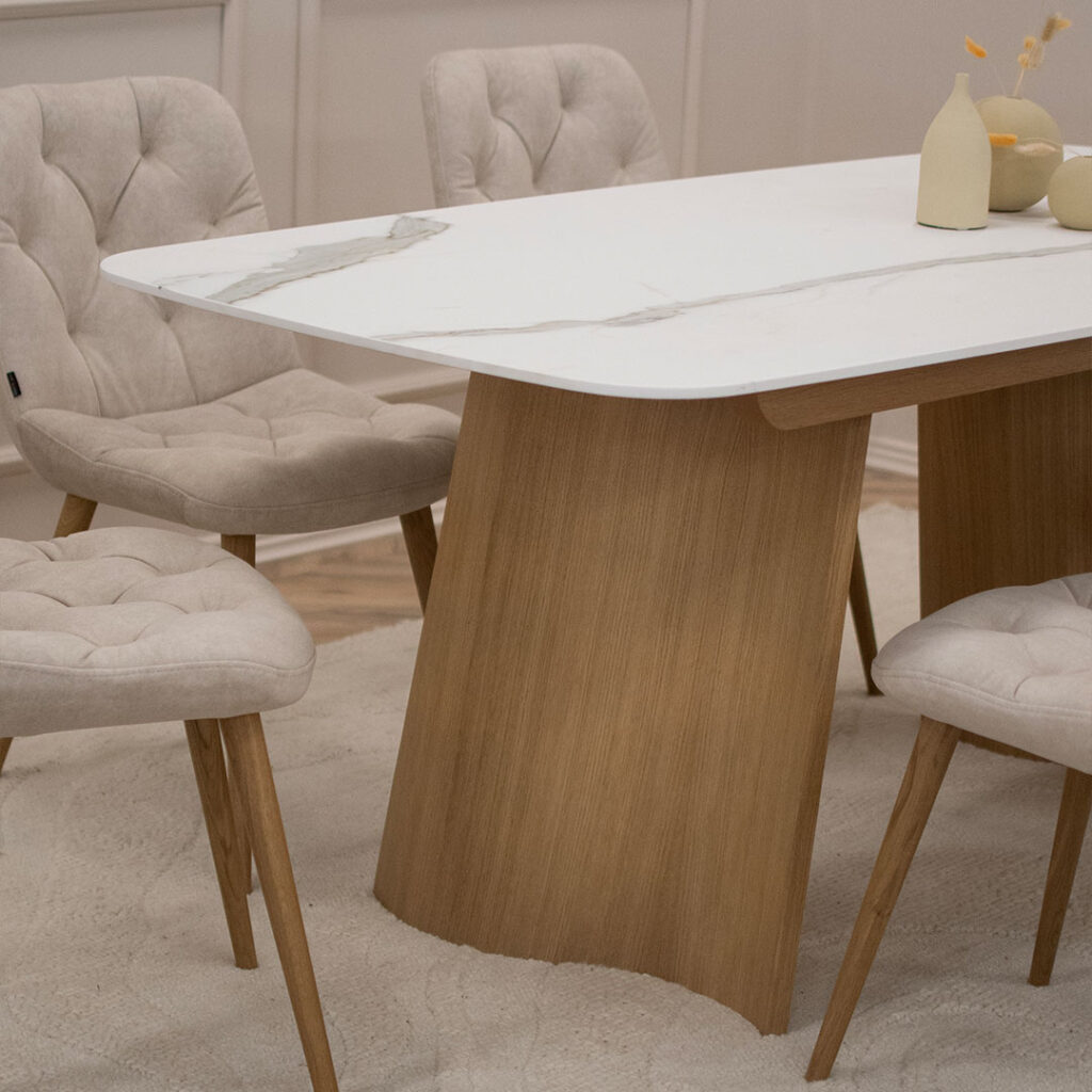 Трпезариски сет со маса со керамичка плотна и две дрвени со неправилна форма ногарки.