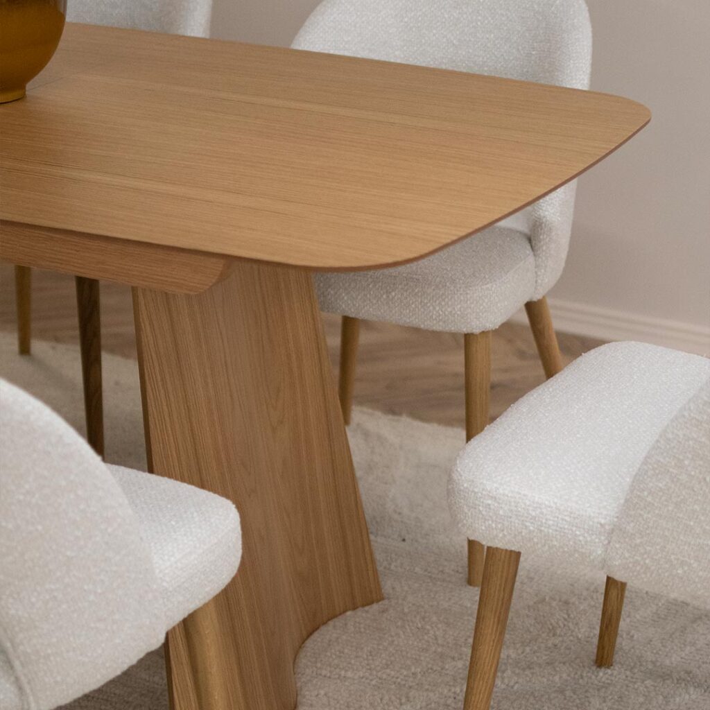 Трпезариска маса од маслен даб со неправилна форма на дрвена ногарка и плотна со заоблени агли.