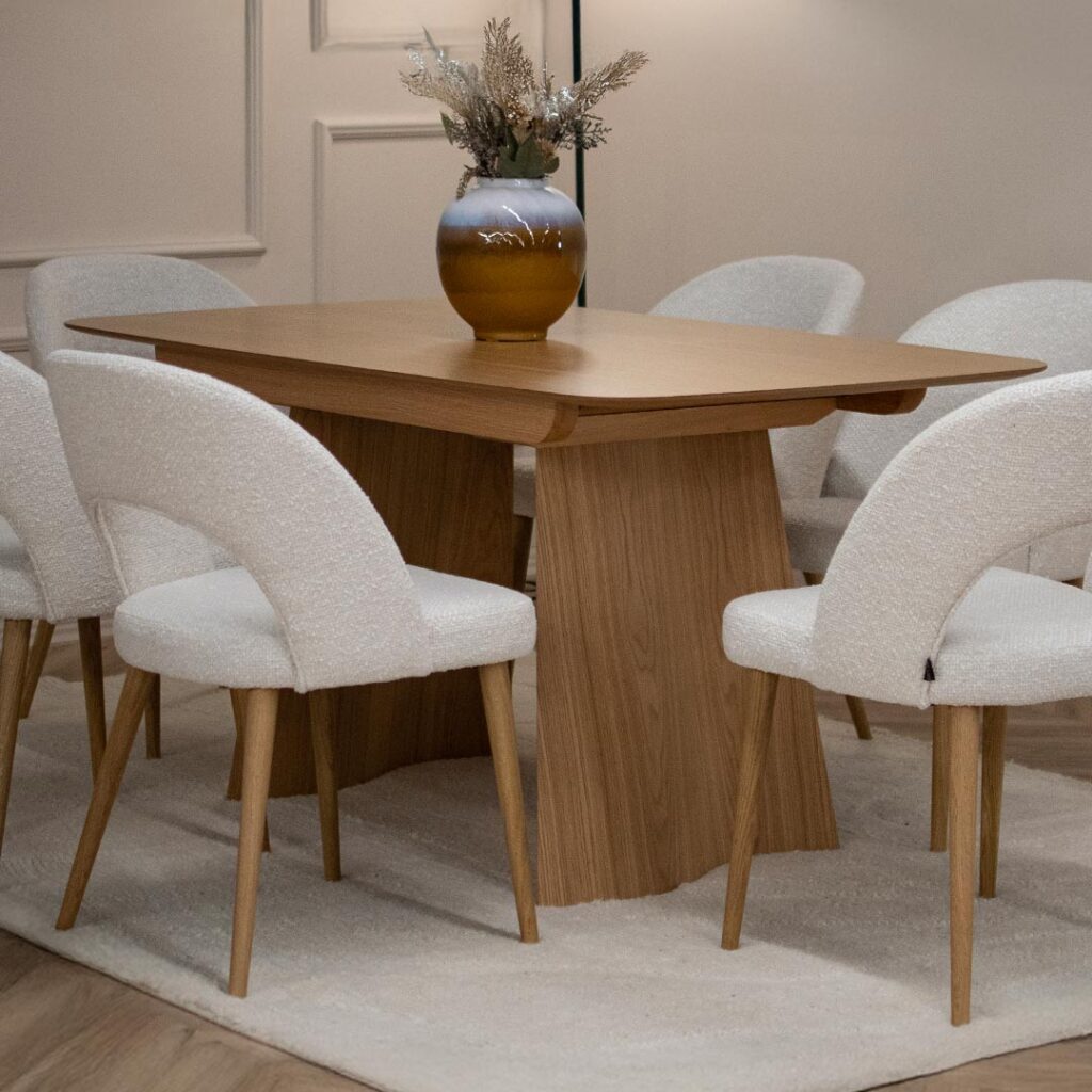 Трпезариска маса од маслен даб со неправилна форма на дрвена ногарка и плотна со заоблени агли.