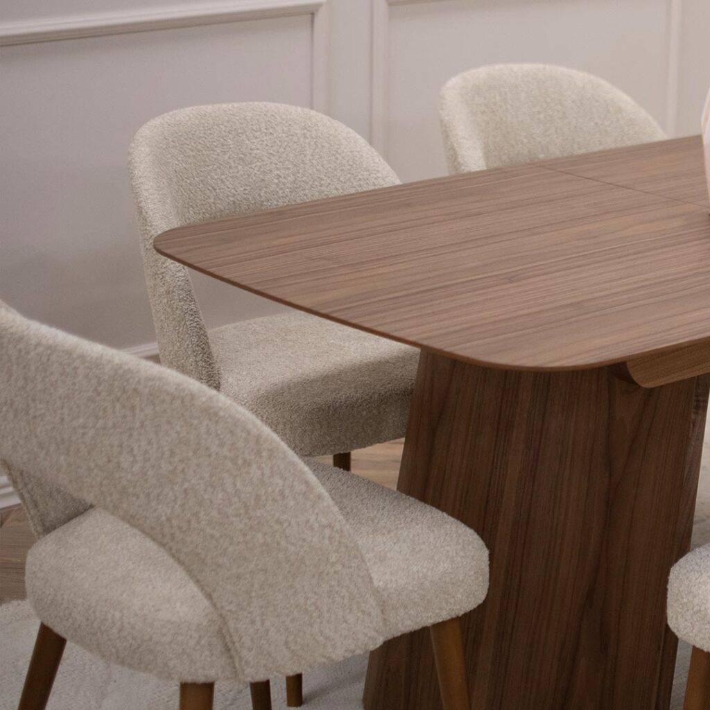 Tрпезариска маса Сфера од орев со две неправилно обликувани дрвени ногарки.