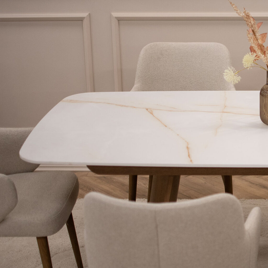 Плотна Cristallo Gold Cares Laminam на трпезариска маса со дрвени ногарки.