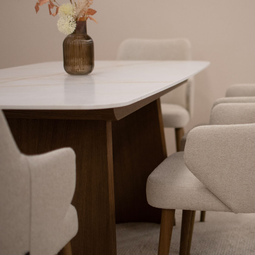 Плотна Cristallo Gold Cares Laminam на трпезариска маса со дрвени ногарки.