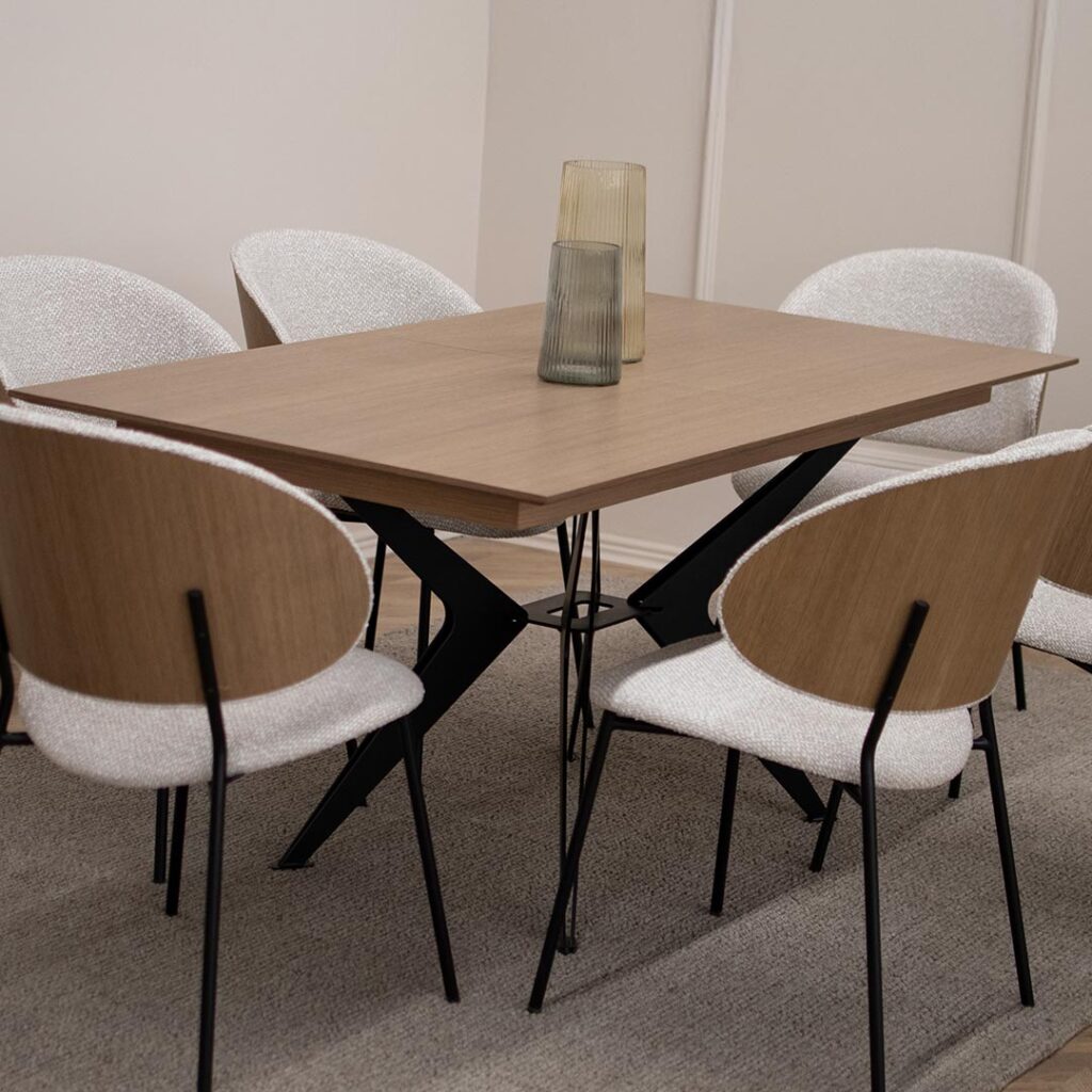 Трпезариска маса Сторм со плотна даб MDF во кафеава боја и со метални ногарки поставени во X форма.