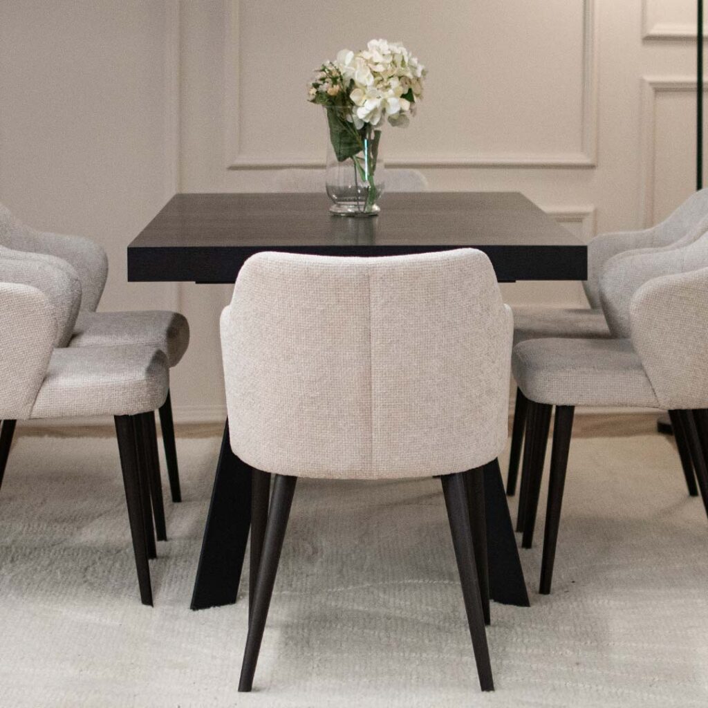 Трпезариска столица со раконаслон, во светко крем мебел штоф и црни бука ногарки.