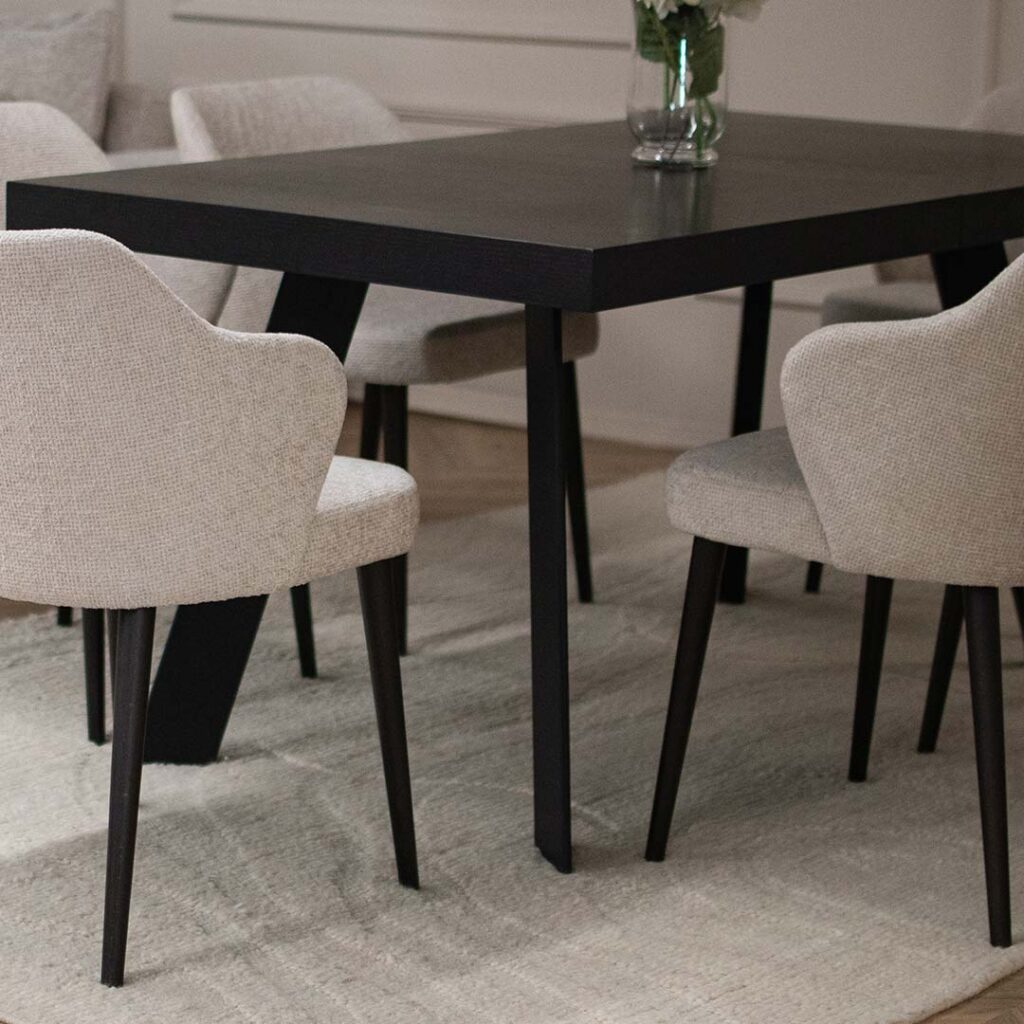 Трпезариски сет со маса Вега од црн даб со столици со раконаслон Катја со црни ногарки и светло крем мебел штоф.