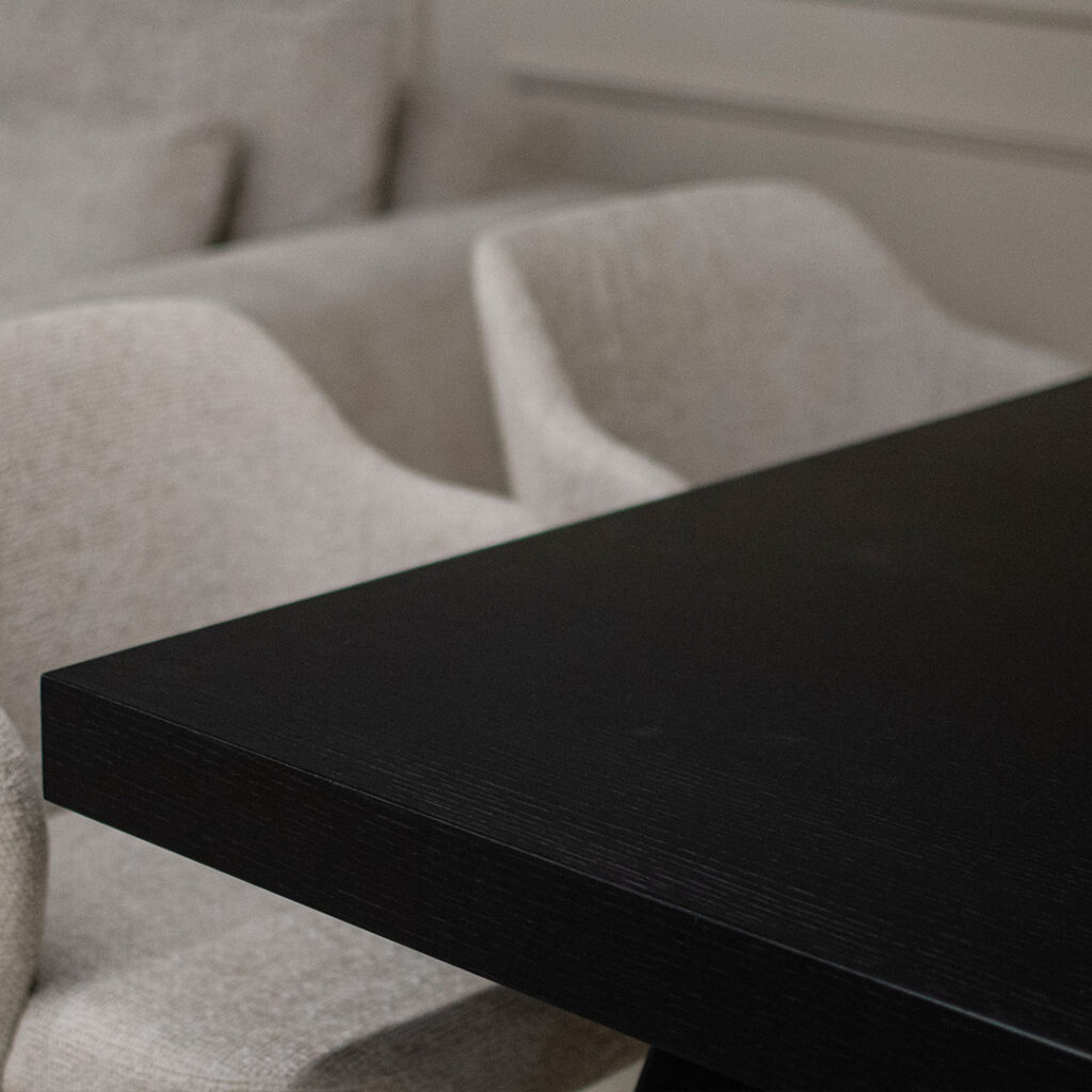 Трпезариска маса од MDF даб во црна боја.