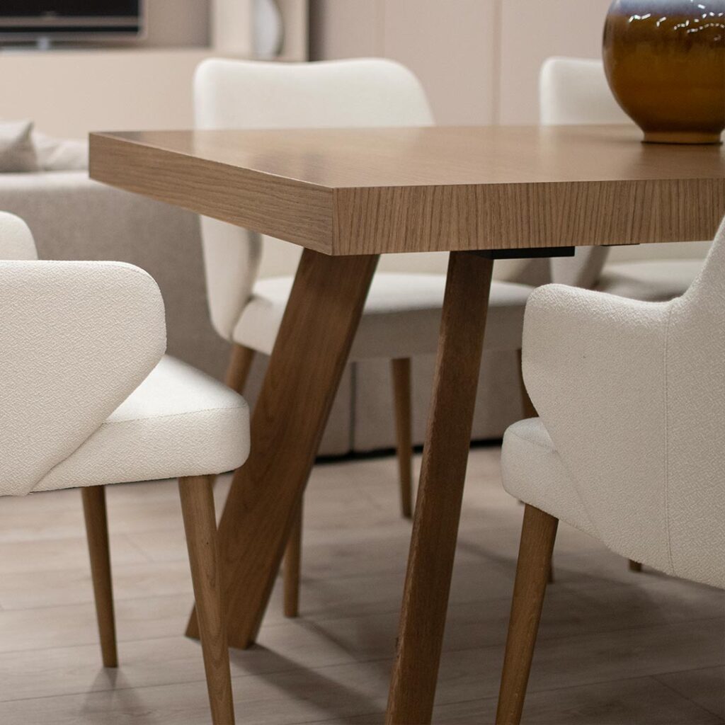 Трпезариски сет со правоаголна маса со опција за продолжување во кафеава даб нијанса и столици со раконаслон во бел мебел штоф.