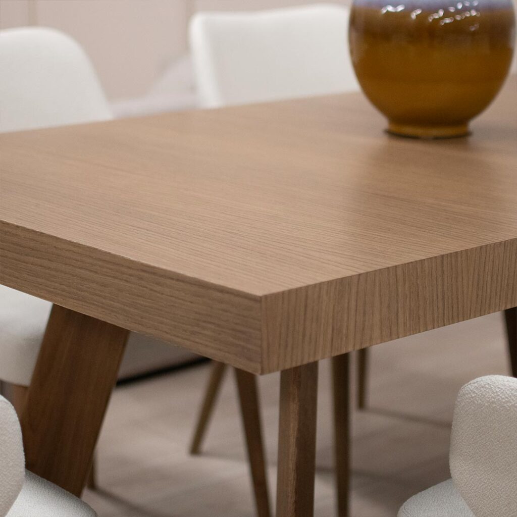 Правоаголна трпезариска маса со опција за продолжување во кафеава даб нијанса.