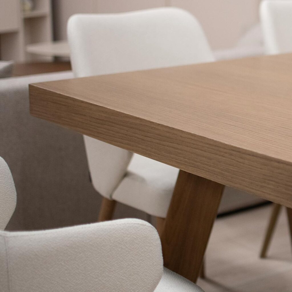 Трпезариски сет со правоаголна маса со опција за продолжување во кафеава даб нијанса и столици со раконаслон во бел мебел штоф.