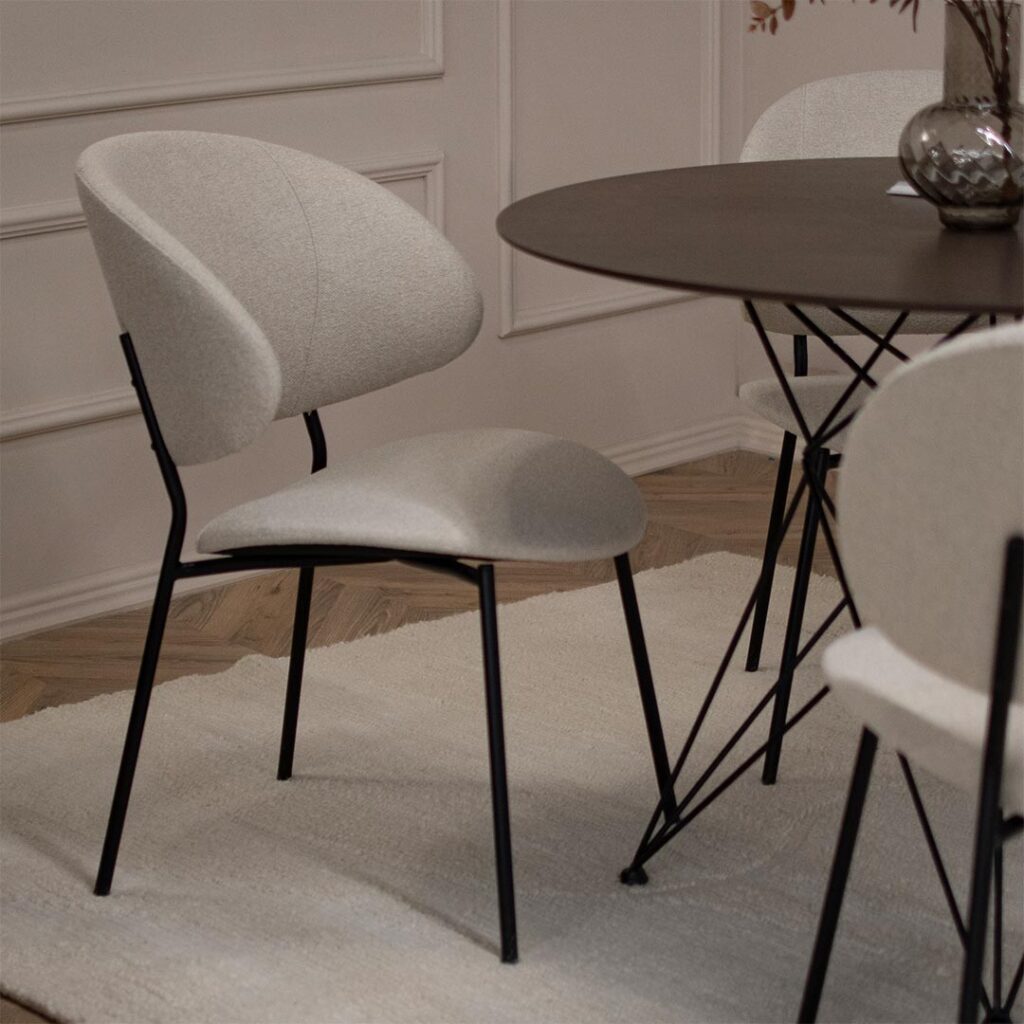 Трпезариска столица со црни метални ногарки и светло крем мебел штоф.