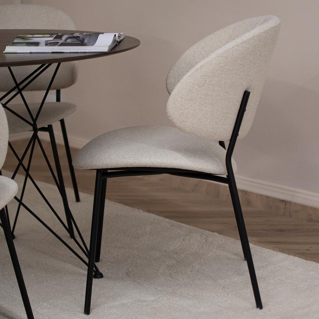 Трпезариска столица со црни метални ногарки и светло крем мебел штоф.