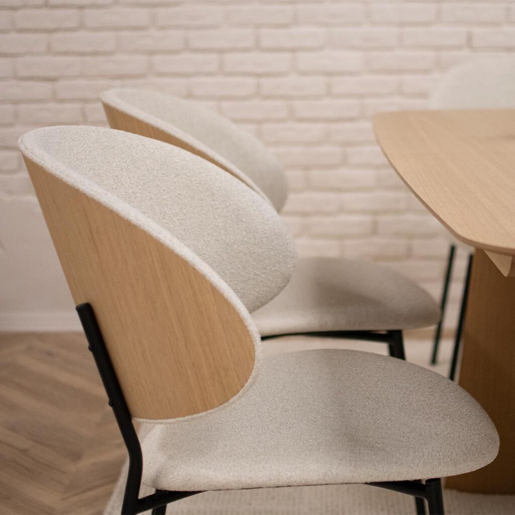 Трпезариска столица со грб од фурнир даб во комбинација со светол крем мебел штоф со метални црни ногарки.