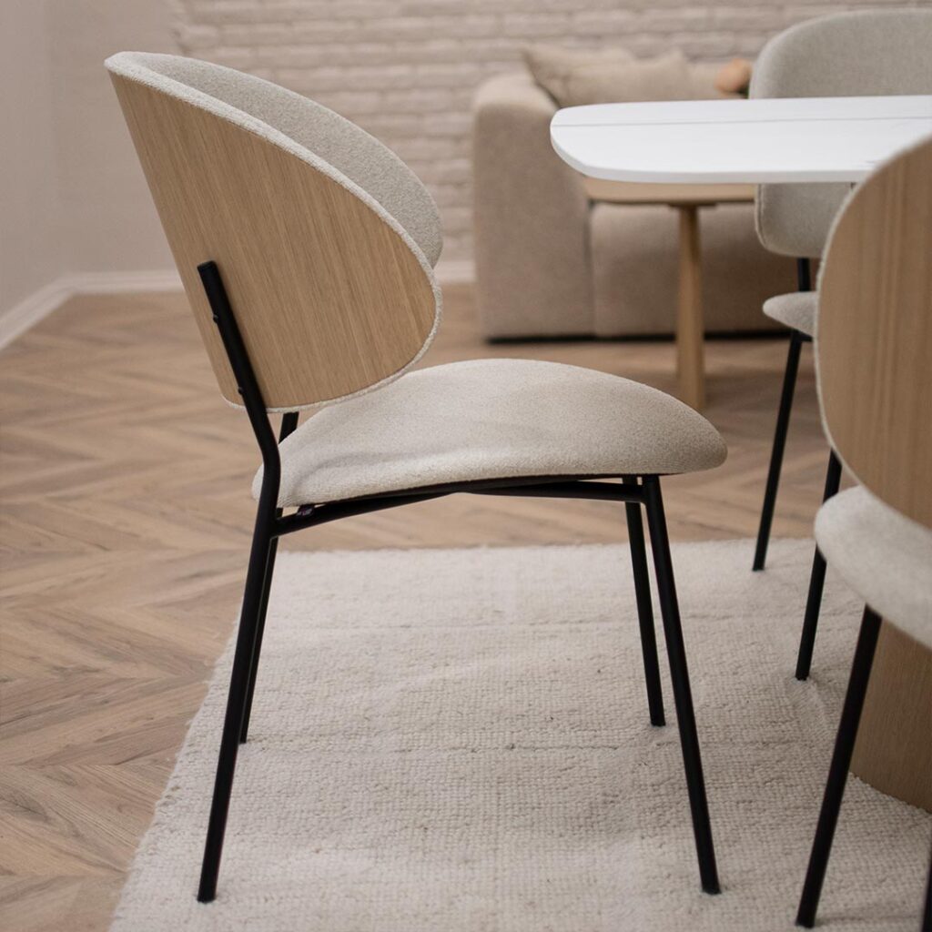 ТРпезариски столици со фурнир даб во грб и светло крем мебел штоф.