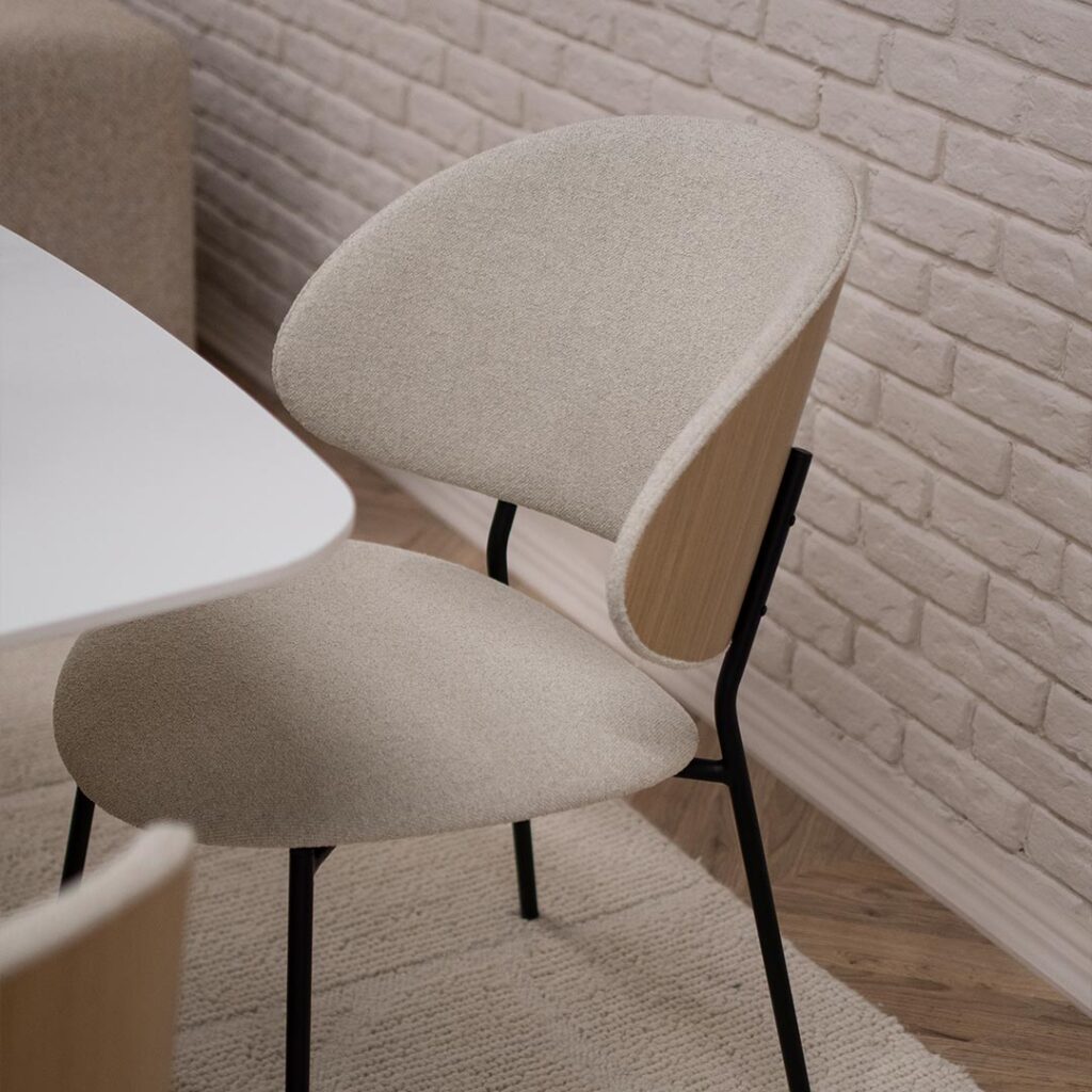 ТРпезариски столици со фурнир даб во грб и светло крем мебел штоф.