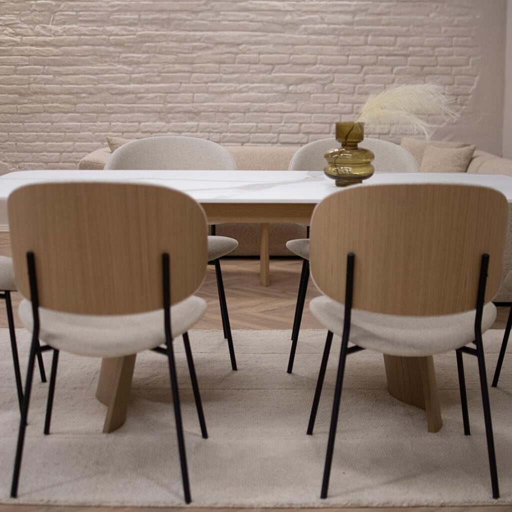 ТРпезариски столици со фурнир даб во грб и светло крем мебел штоф.