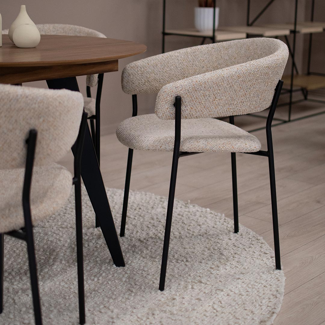 Трпезариска столица Амели во високо квалитетен беж мебел штоф и црни метални ногарки.