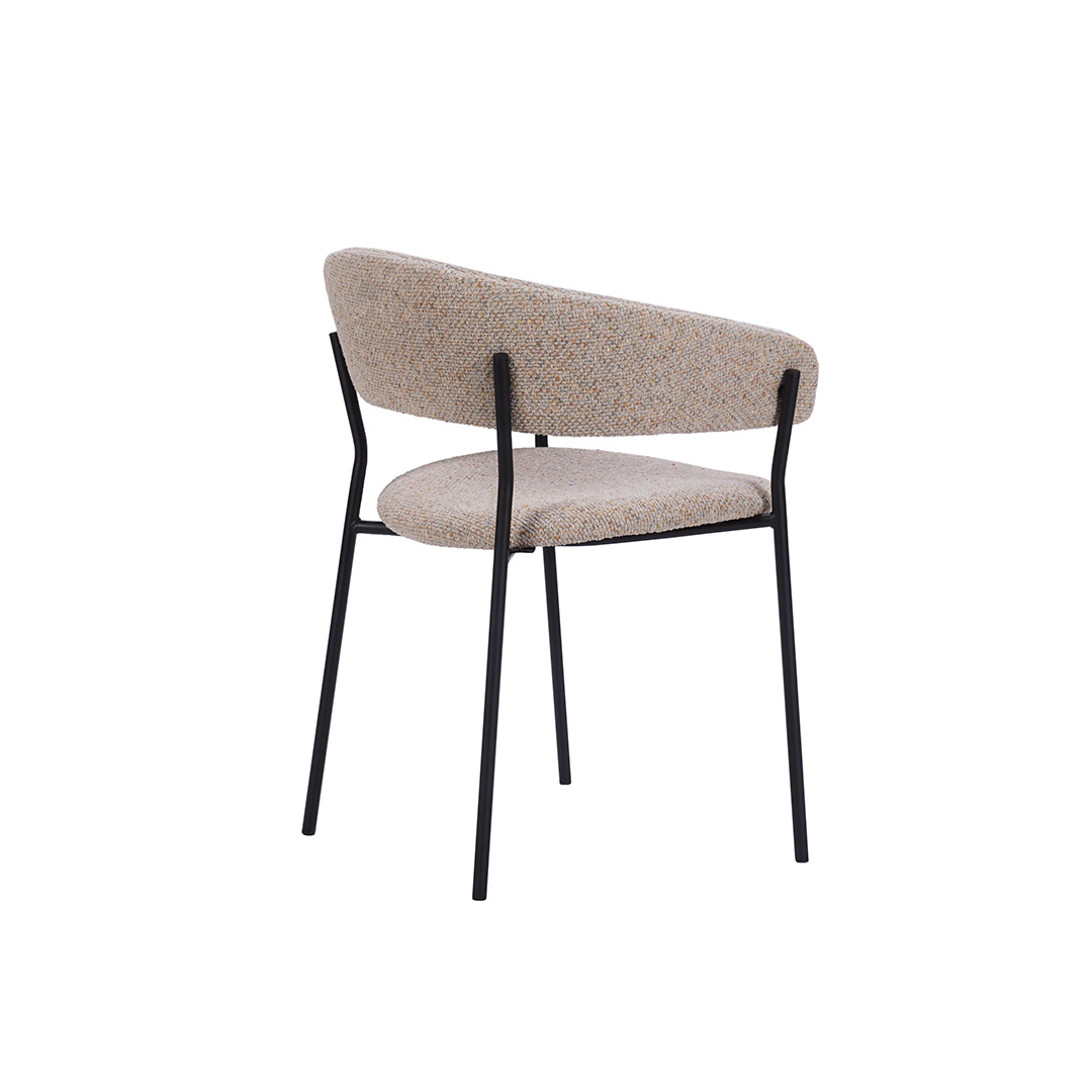 Трпезариска столица Амели во високо квалитетен беж мебел штоф и црни метални ногарки.