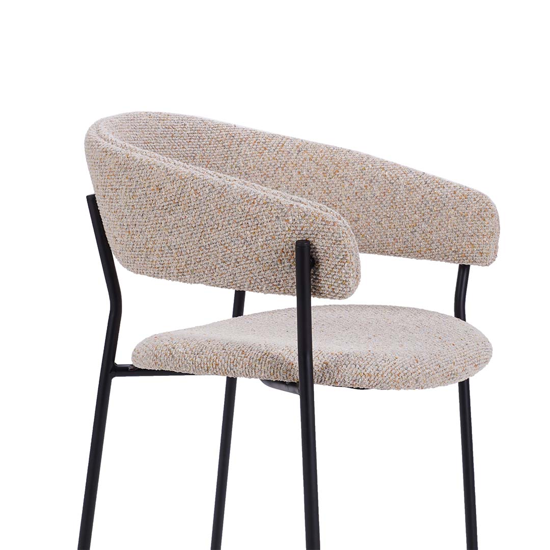 Трпезариска столица Амели во високо квалитетен беж мебел штоф и црни метални ногарки.