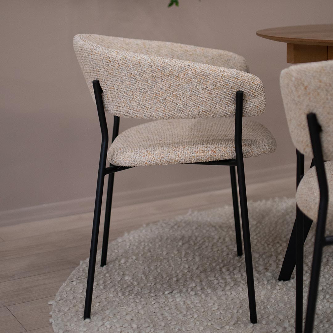 Трпезариска столица Амели во високо квалитетен беж мебел штоф и црни метални ногарки.
