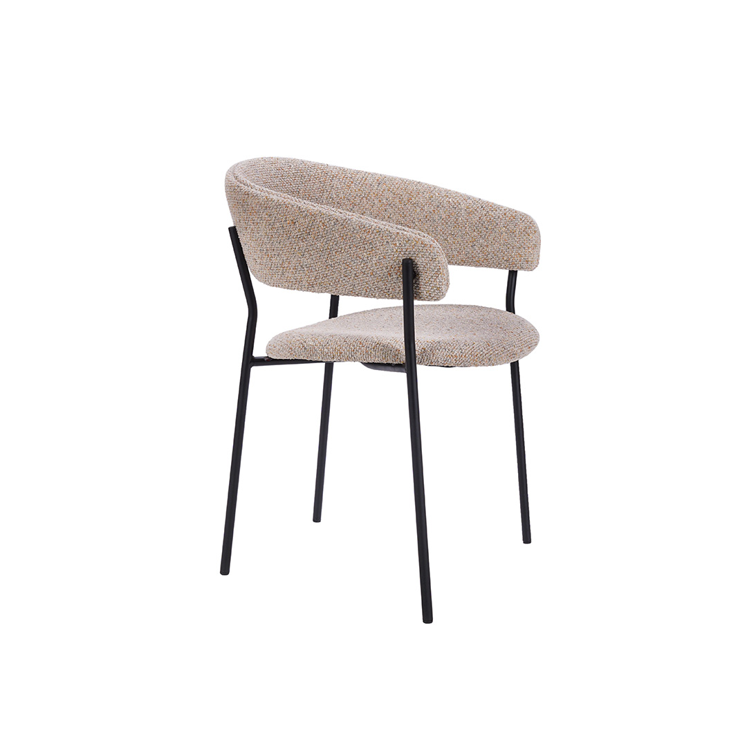 Трпезариска столица Амели во високо квалитетен беж мебел штоф и црни метални ногарки.