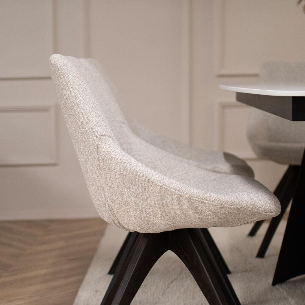 Трпезариска столица со удобно седло, црни бука ногарки и светло крем мебел штоф.