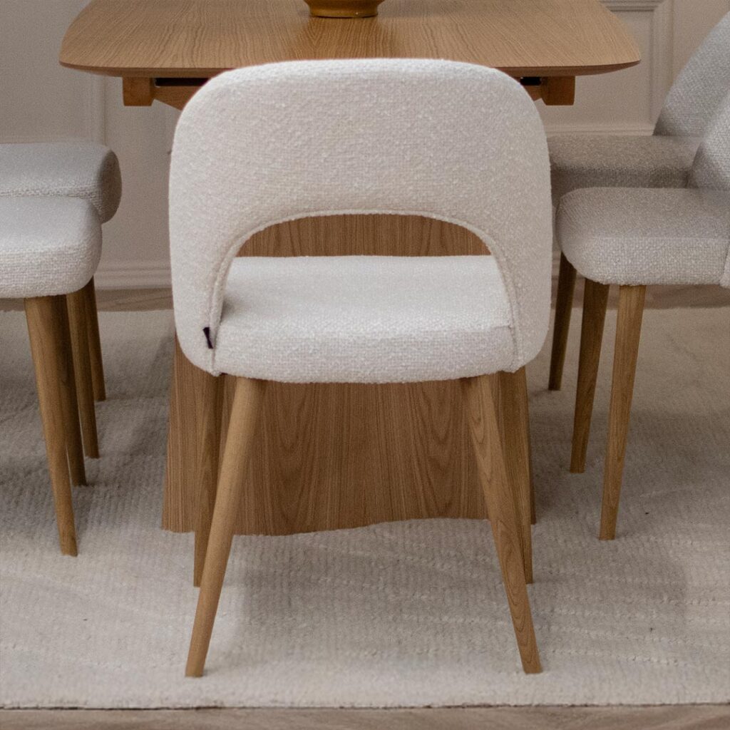 Трпезариска столица со маслен даб ногарки и бел мебел штоф.