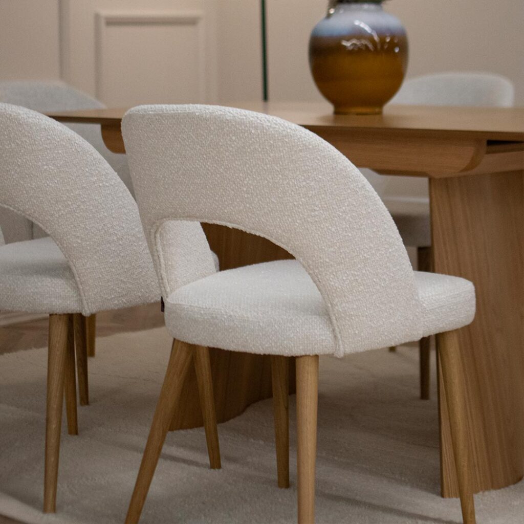 Трпезариска столица со маслен даб ногарки и бел мебел штоф.