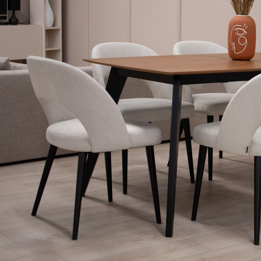 Трпезариска столица Аурора со светло крем велвет и црни дрвени ногарки.