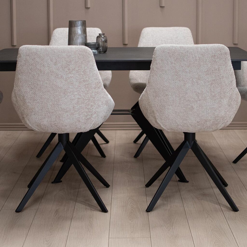 Трпезариски сет со маса со црна керамичка плотна и метални ногарки во форма X во комбинацоја со столици со и без раконаслон со метални ногарки.