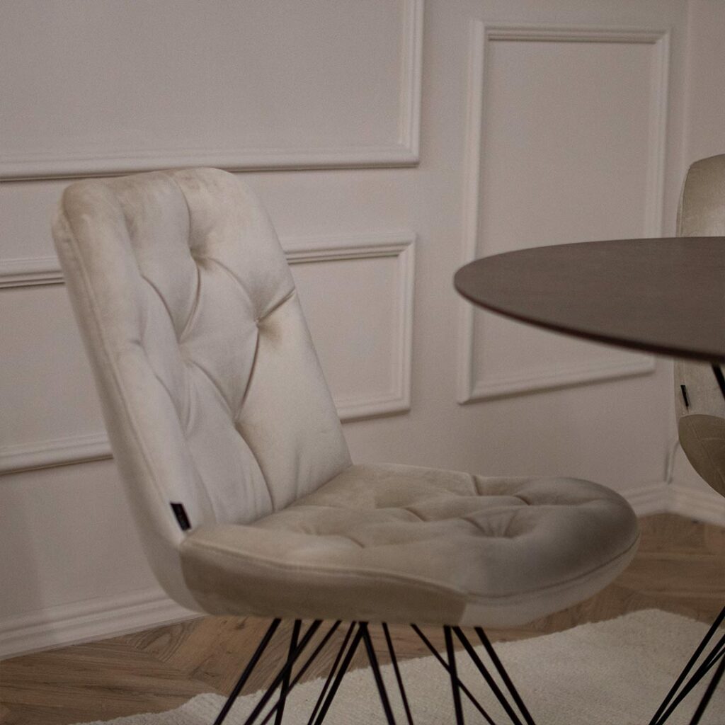 Трпезариска столици со црни метални ногарки и светло крем мебел штоф велвет.