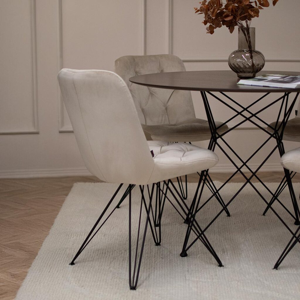 Трпезариска столици со црни метални ногарки и светло крем мебел штоф велвет.