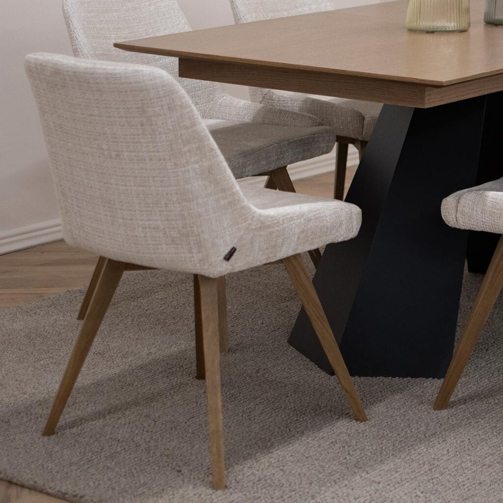 Трпезариска столица со дрвени даб ногарки и беж мебел штоф.