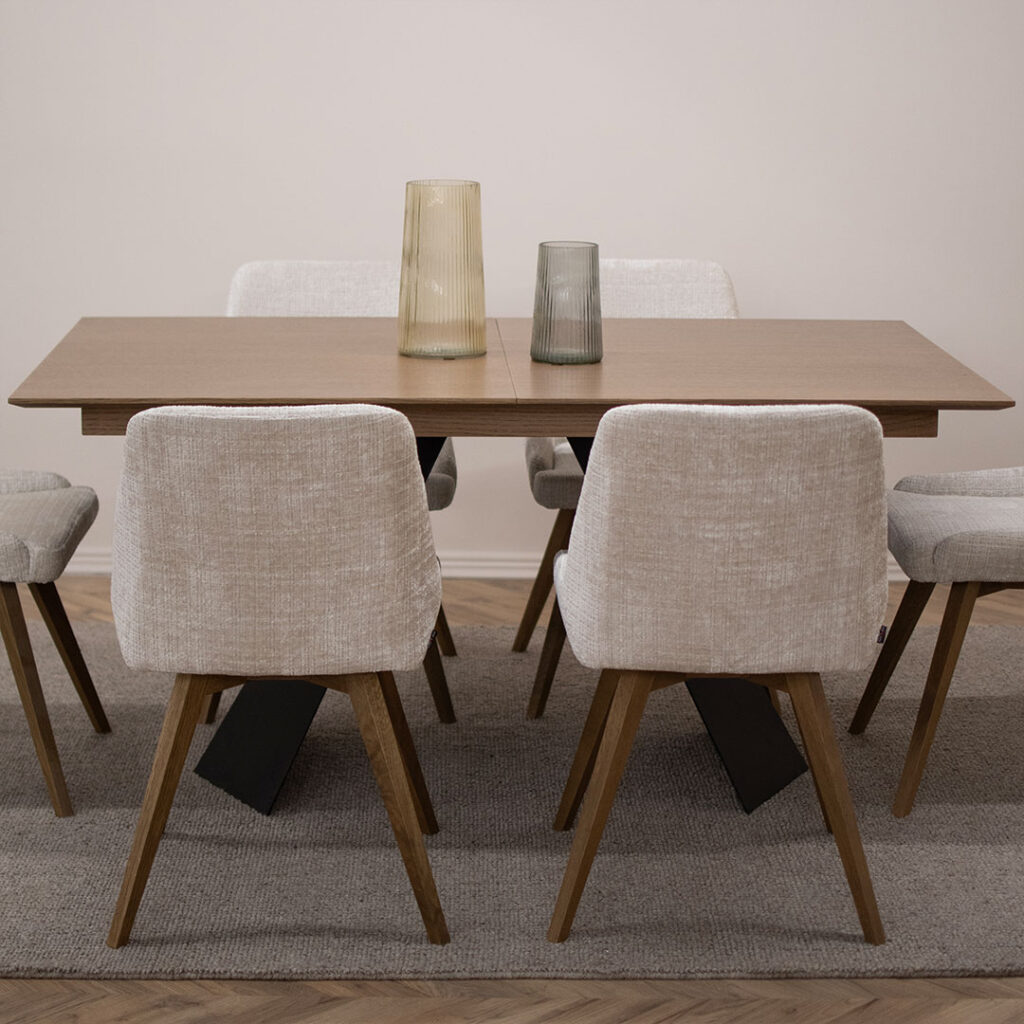 Трпезариска маса Хуго со плотна даб и две црни метални ногарки.