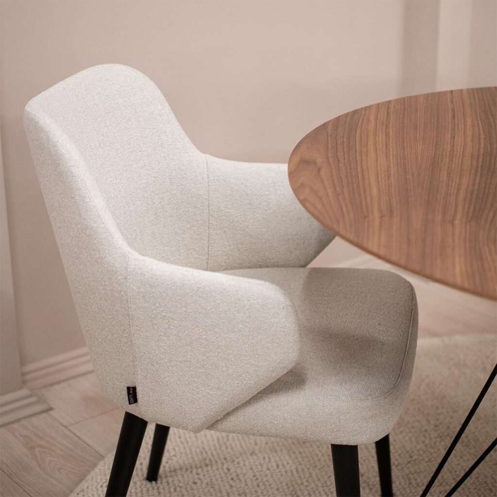 Trpezariski set so mala kruzna masa so orev plotna i crni nogarki vo kombinacija so solici so rakonaslon vo krem mebel shtof i crni nogarki.