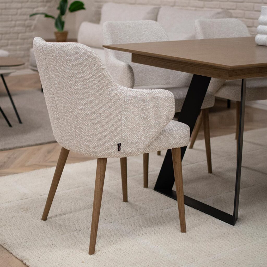 Трпезариски сет со маса со плотна даб и две црни метални ногарки во комбинација си столици со раконаслон во крем мебел штоф и даб ногарки.