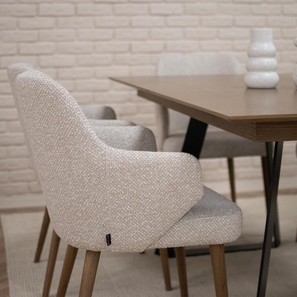 Трпезариски сет со маса со плотна даб и две црни метални ногарки во комбинација си столици со раконаслон во крем мебел штоф и даб ногарки.