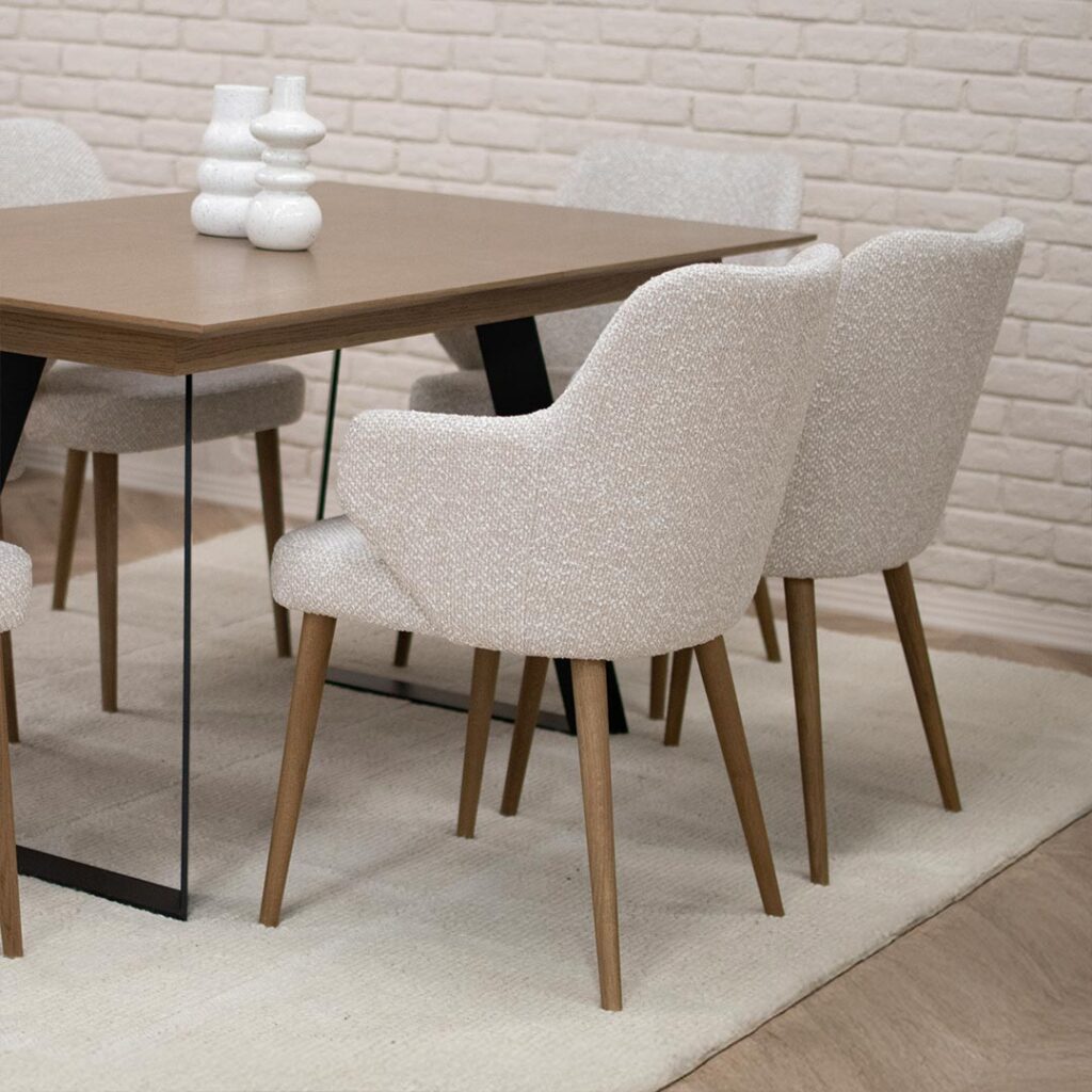 Трпезариски сет со маса со плотна даб и две црни метални ногарки во комбинација си столици со раконаслон во крем мебел штоф и даб ногарки.