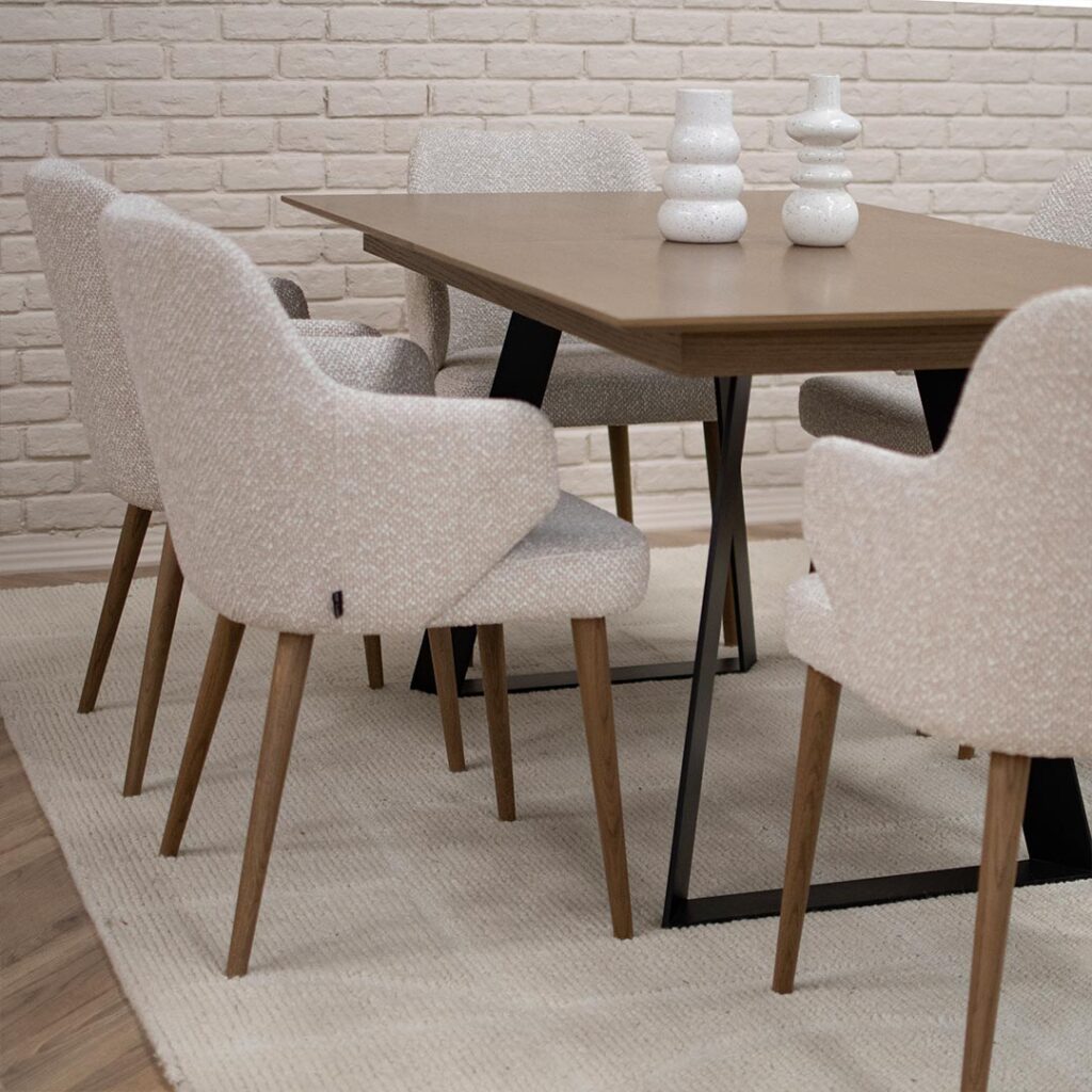 Трпезариски сет со маса со плотна даб и две црни метални ногарки во комбинација си столици со раконаслон во крем мебел штоф и даб ногарки.