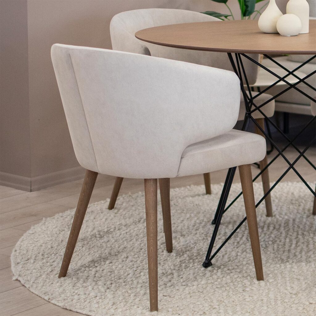 Трпезариски сет со мала крузна маса цо плотна даб и црн метал, со 4 удобни столици со раконаслон во крем велевт.