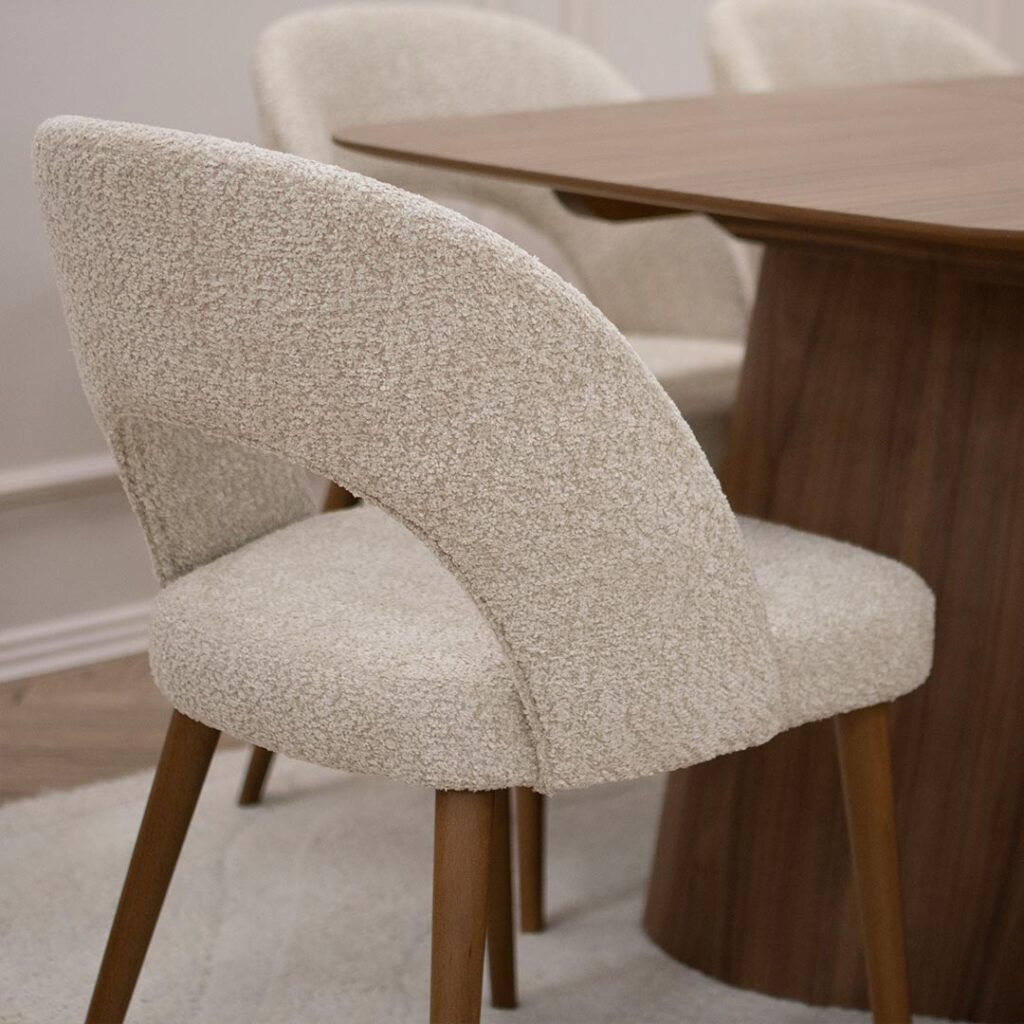 Tрпезарискa столицa со кафеави бука ногарки и мебел штоф букле во крем боја.