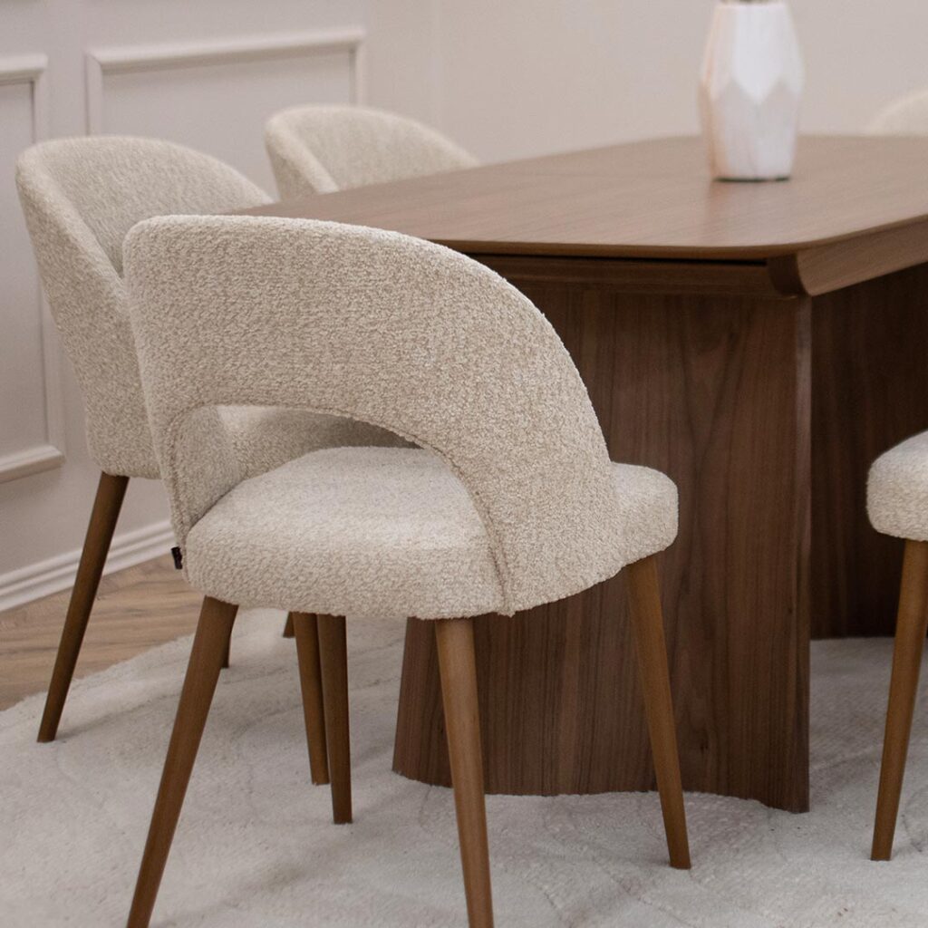 Tрпезарискa столицa со кафеави бука ногарки и мебел штоф букле во крем боја.