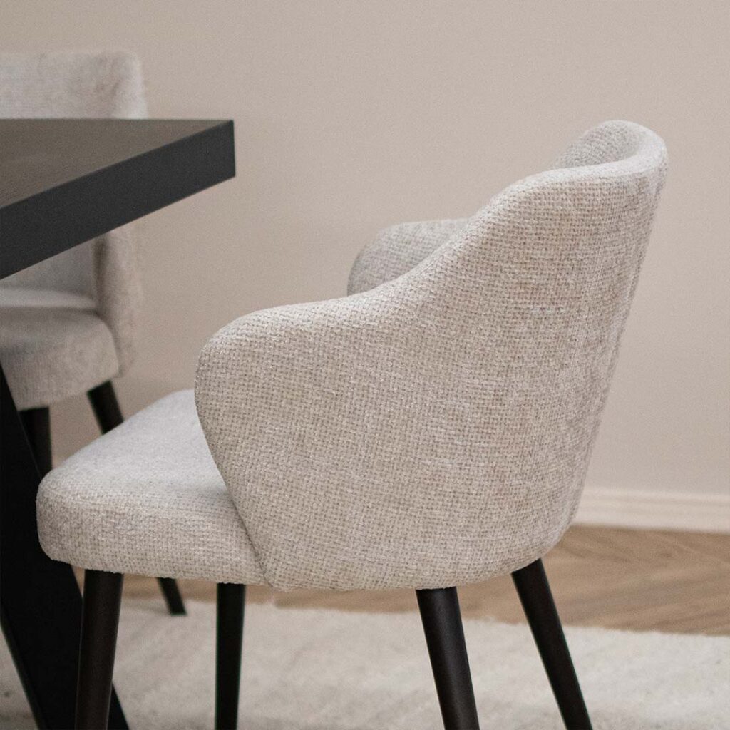 Трпезариска столица со раконаслон, во светко крем мебел тоф и црни бука ногарки.