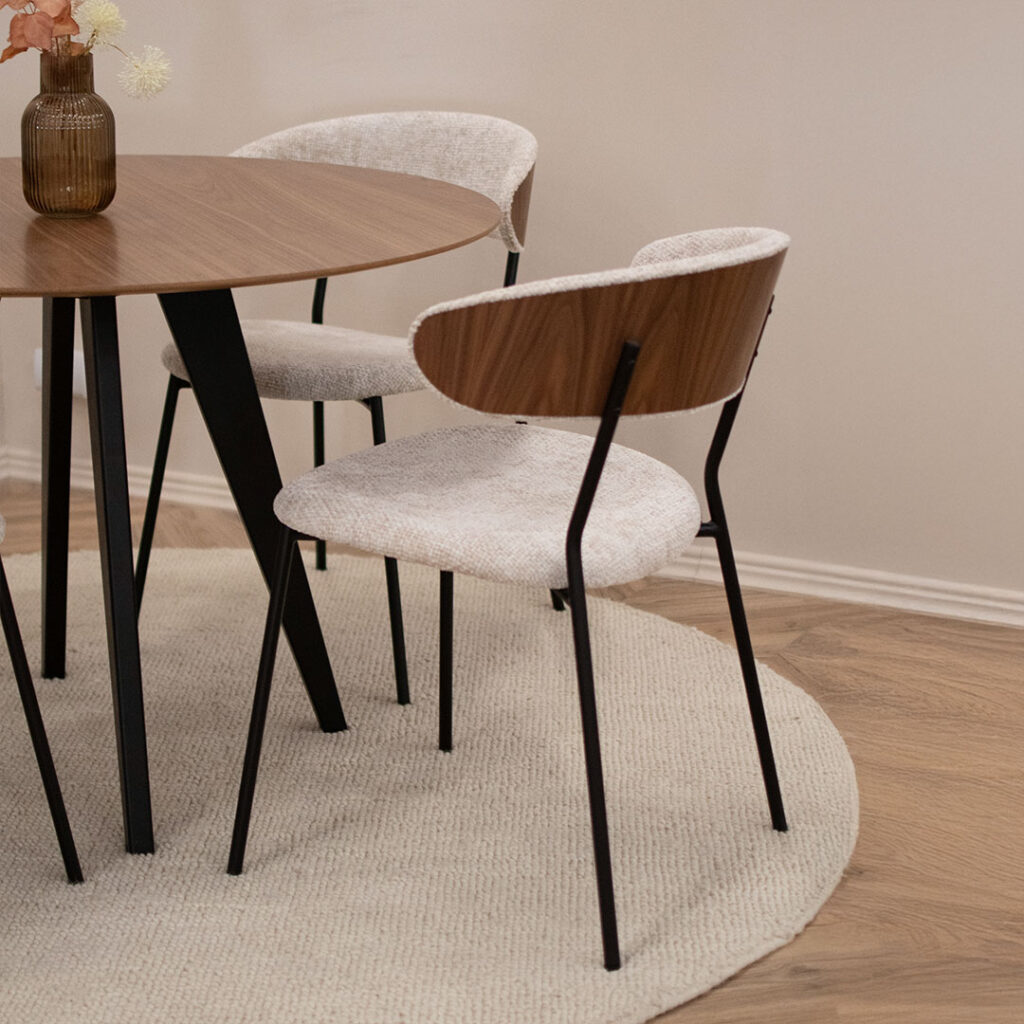 Трпезариска столица Оасис со фурниран грб од орев во комбинација со светло крем мебел штоф и црни метални ногарки.