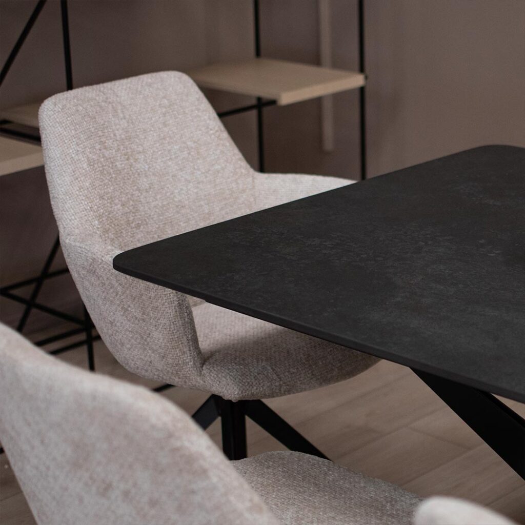 Трпезариски сет со маса со црна керамичка плотна и метални ногарки во форма X во комбинацоја со столици со и без раконаслон со метални ногарки.