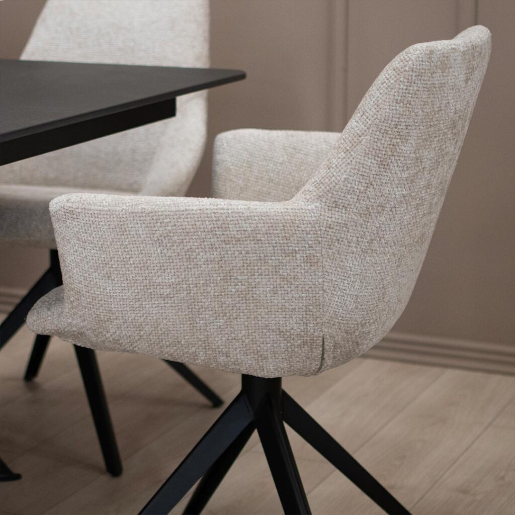 Трпзариска столица со раконаслон во светло крем мебел штоф и црни метални ногарки.