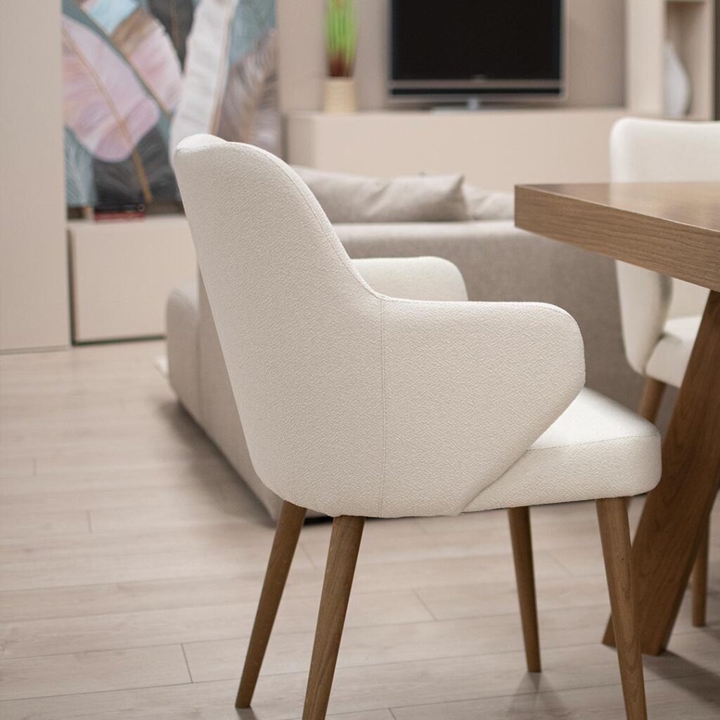 Трпезариска столица со раконаслон во бел мебел штоф и дрвени даб ногарки во кафеава боја.