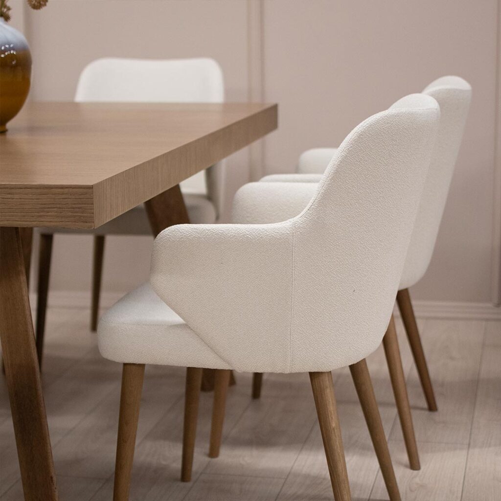 Трпезариски сет со правоаголна маса со опција за продолжување во кафеава даб нијанса и столици со раконаслон во бел мебел штоф.