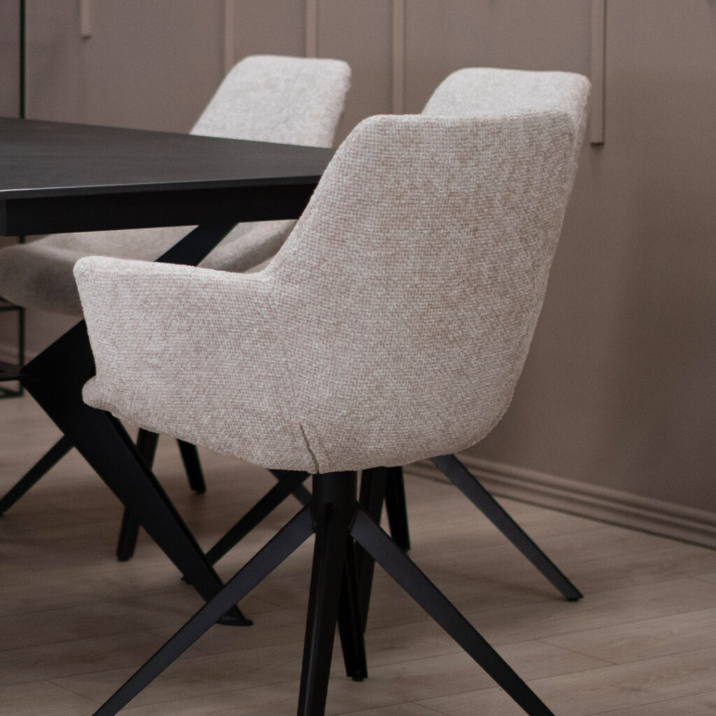 Трпезариски сет со маса со црна керамичка плотна и метални ногарки во форма X во комбинацоја со столици со и без раконаслон со метални ногарки.